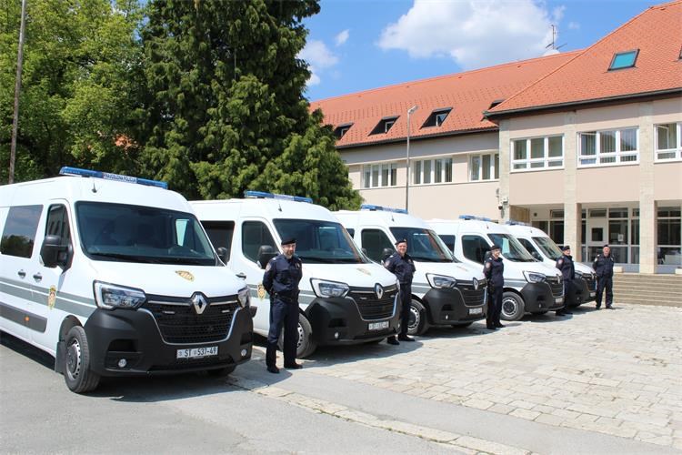 Slika /slike/vijesti naslovnica/2022/travanj/8 Renault Master Specijalno vozilo za prijevoz zatvorenika.JPG